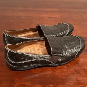 Naturalizer brown leather flats.